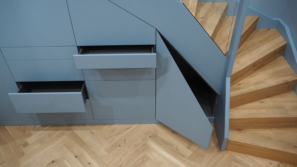 Geöffnete Schubladen im Schrank unter der Treppe